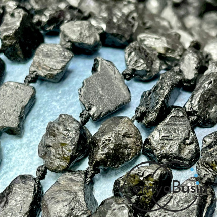 Чёрный турмалин, бусины некрупные сколы, ок. 10-11 мм (нить, ок. 32 шт.)