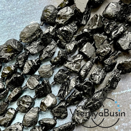 Чёрный турмалин, бусины некрупные сколы, ок. 10-11 мм (нить, ок. 32 шт.)