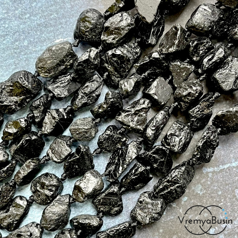 Чёрный турмалин, бусины некрупные сколы, ок. 10-11 мм (нить, ок. 32 шт.)