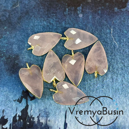 Розовый кварц.   Подвеска «Сердце» из камня в оправе цв. золото, ок. 22х13х6 мм (1 шт.)