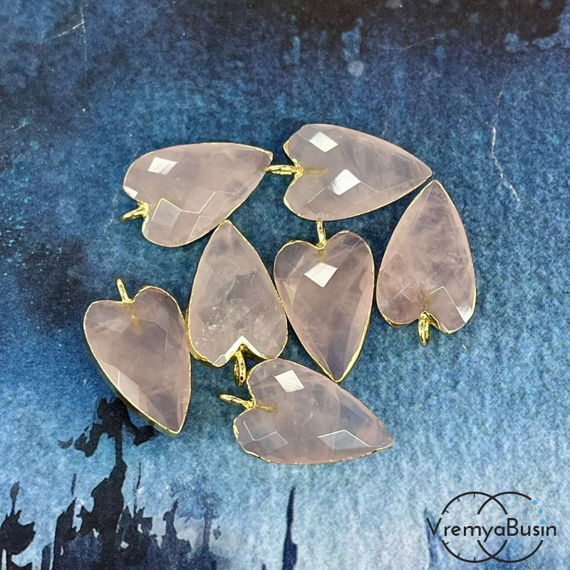 Розовый кварц.   Подвеска «Сердце» из камня в оправе цв. золото, ок. 22х13х6 мм (1 шт.)