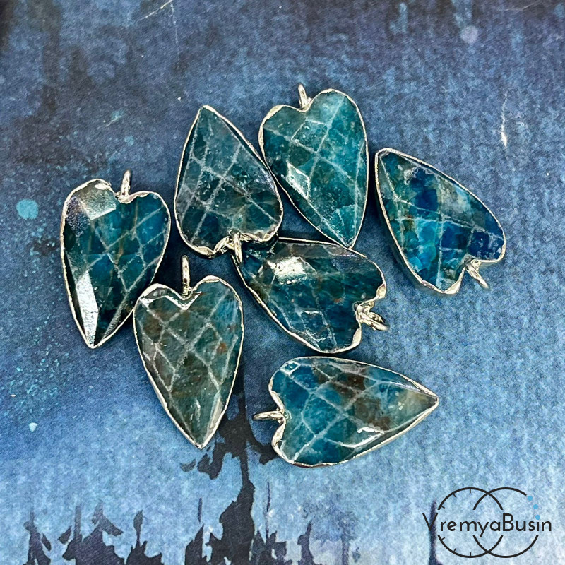 Апатит.  Подвеска «Сердце» из камня в оправе цв. родий, ок. 22х13х6 мм (1 шт.)