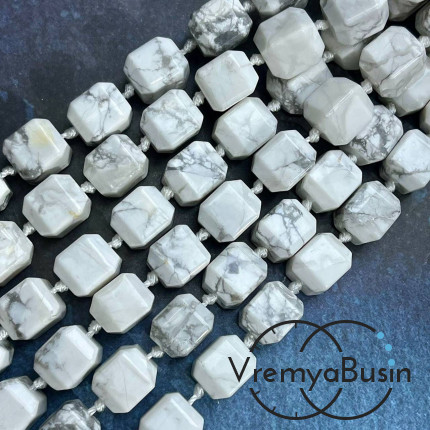 Кахолонг (магнезит),     бусины гладкие кубики ок. 10х12 мм (нить, ок. 32 шт.)