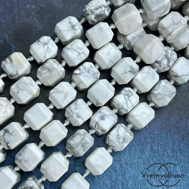 Кахолонг (магнезит),     бусины гладкие кубики ок. 10х12 мм (нить, ок. 32 шт.)