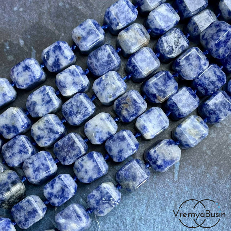 Содалит,     бусины гладкие кубики ок. 10х12 мм (нить, ок. 32 шт.)