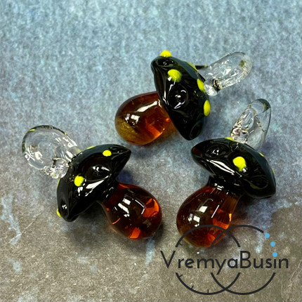 Подвеска из стекла лэмпворк "Грибок", ок. 25х15 мм (1 шт.)