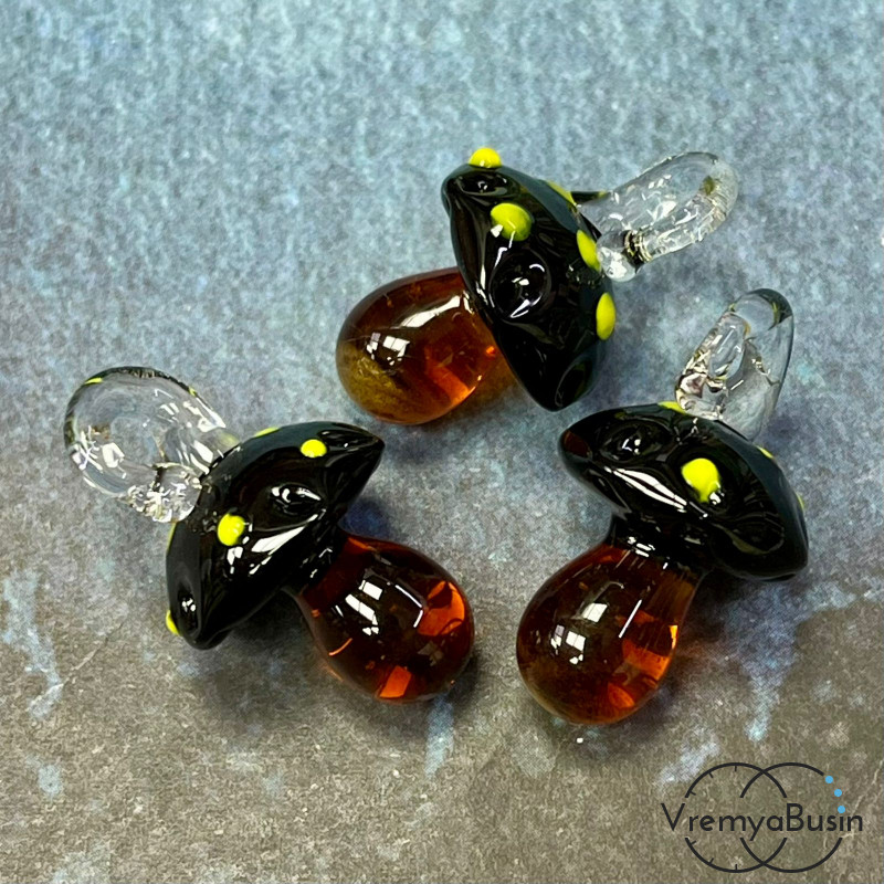 Подвеска из стекла лэмпворк "Грибок", ок. 25х15 мм (1 шт.)