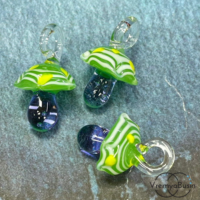 Подвеска из стекла лэмпворк "Грибок", ок. 25х15 мм (1 шт.)