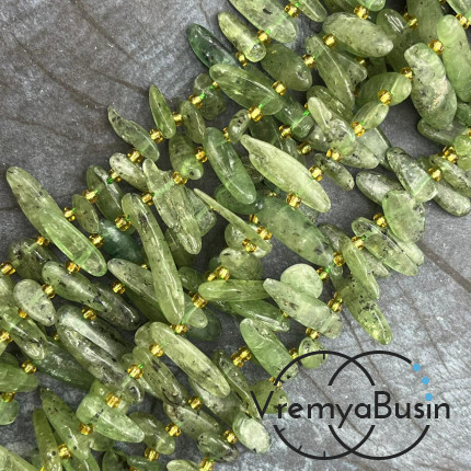 Кианит зеленый, галтовка палочки, ок. 8х15-30 мм (нить, ок.  60 шт.)