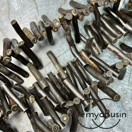 Коралл морской бамбук, длинные палочки ок. 30-40х6-7 мм (1/2 нити, ок. 35 шт.)