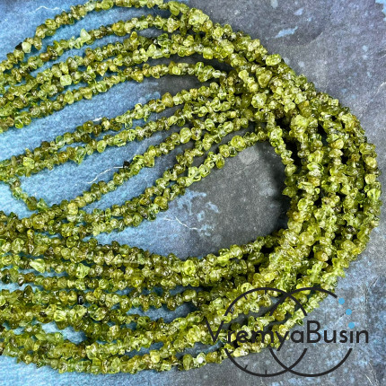 Крошка каменная мелкая. Хризолит (нить ок. 80 см.)