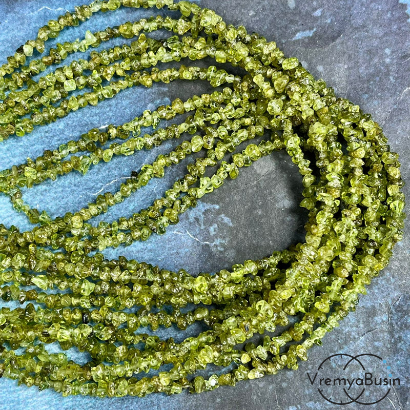 Крошка каменная мелкая. Хризолит (нить ок. 80 см.)