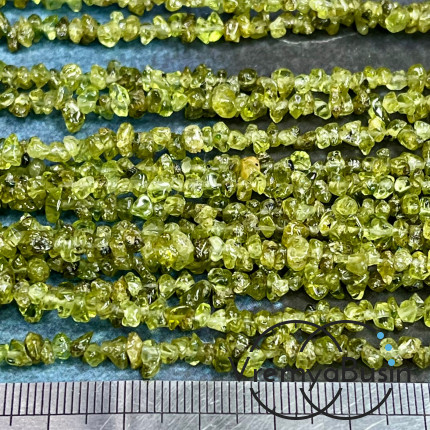 Крошка каменная мелкая. Хризолит (нить ок. 40 см.)