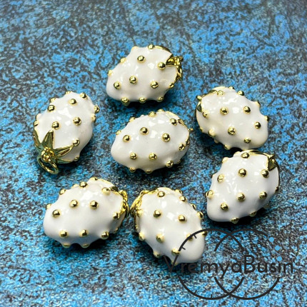 Подвеска  с эмалью "Клубничка", 12х17 мм, из латуни с позолотой, цв. белый (1 шт.)