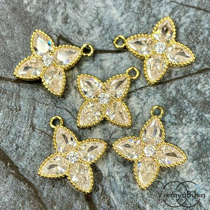 Подвеска с фианитом, цветок 16х18 мм, латунь с позолотой, цв. прозрачный   (1 шт.)