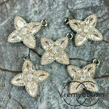 Подвеска с фианитом, цветок 16х18 мм, латунь с родиевым покрытием, цв. прозрачный   (1 шт.)