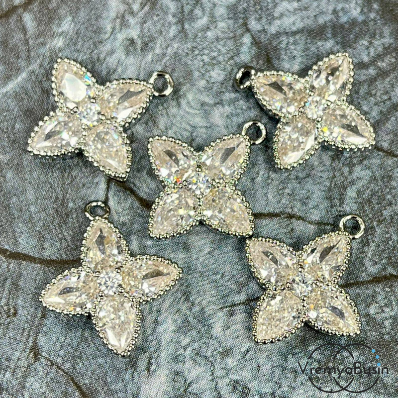 Подвеска с фианитом, цветок 16х18 мм, латунь с родиевым покрытием, цв. прозрачный   (1 шт.)