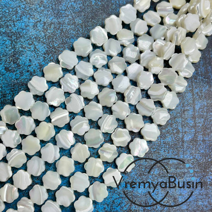 Перламутр натур., цветок ок. 10 мм (1/2 нити, ок. 19 шт.)