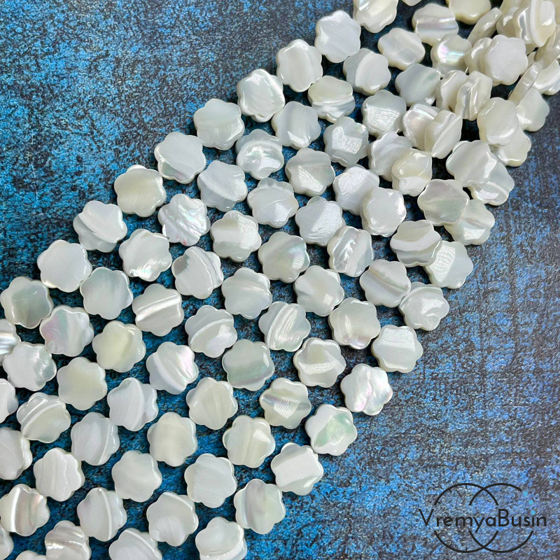 Перламутр натур., цветок ок. 10 мм (1/2 нити, ок. 19 шт.)