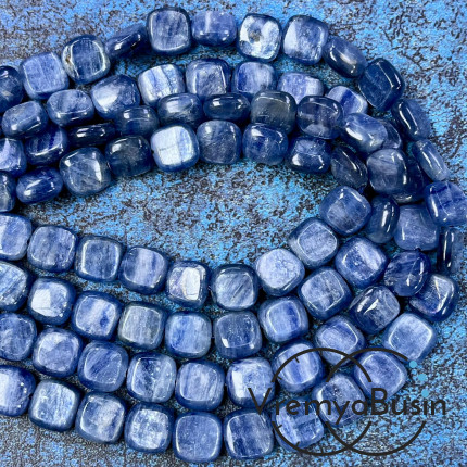 Кианит натур., бусины плоские квадратики ок. 10х10х5 мм (1/2 нити, ок. 19 шт.)