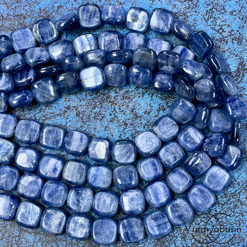 Кианит натур., бусины плоские квадратики ок. 10х10х5 мм (1/2 нити, ок. 19 шт.)