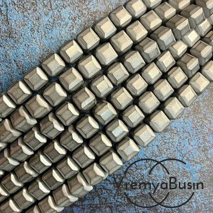 Гематит, кубик граненый 8 мм, цв.  серебро матовый (1/2 нити, ок. 23  шт.)