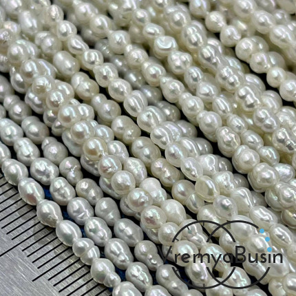 Жемчуг натуральный речной, овальный ок. 2,5х3 мм, цв. белый (нить, ок.  35 см.)