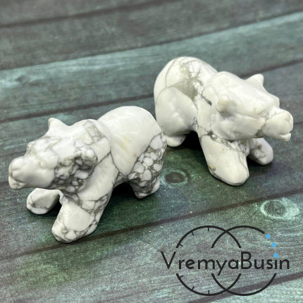 Кахолонг (магнезит). Статуэтка из резного камня "Медведь",  ок. 40х25х20 мм  (1 шт.)