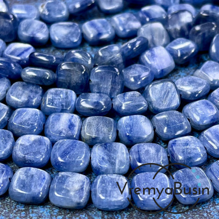 Кианит натур., бусины плоские квадратики ок. 10х10х5 мм (1/2 нити, ок. 19 шт.)