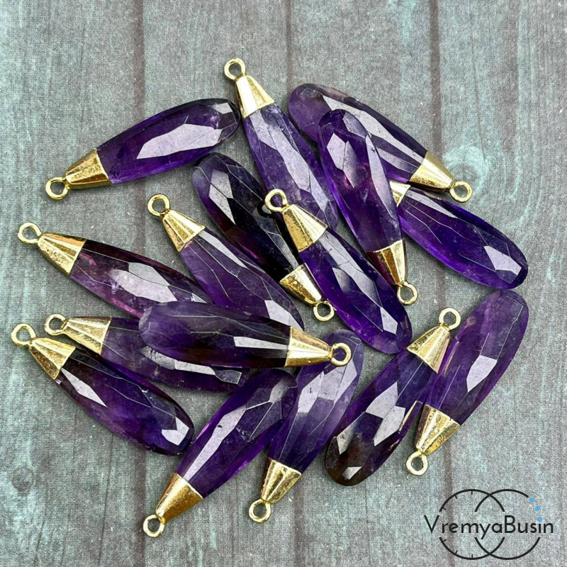 Аметист. Подвеска граненая длинная капля, 33х10х5 мм, в оправе цв. золото (1 шт.)