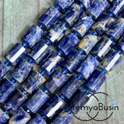 Содалит.    Гранёный цилиндр 10х15 мм (1/2 нити, ок. 11 шт.)