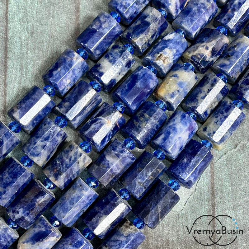 Содалит.    Гранёный цилиндр 10х15 мм (1/2 нити, ок. 11 шт.)