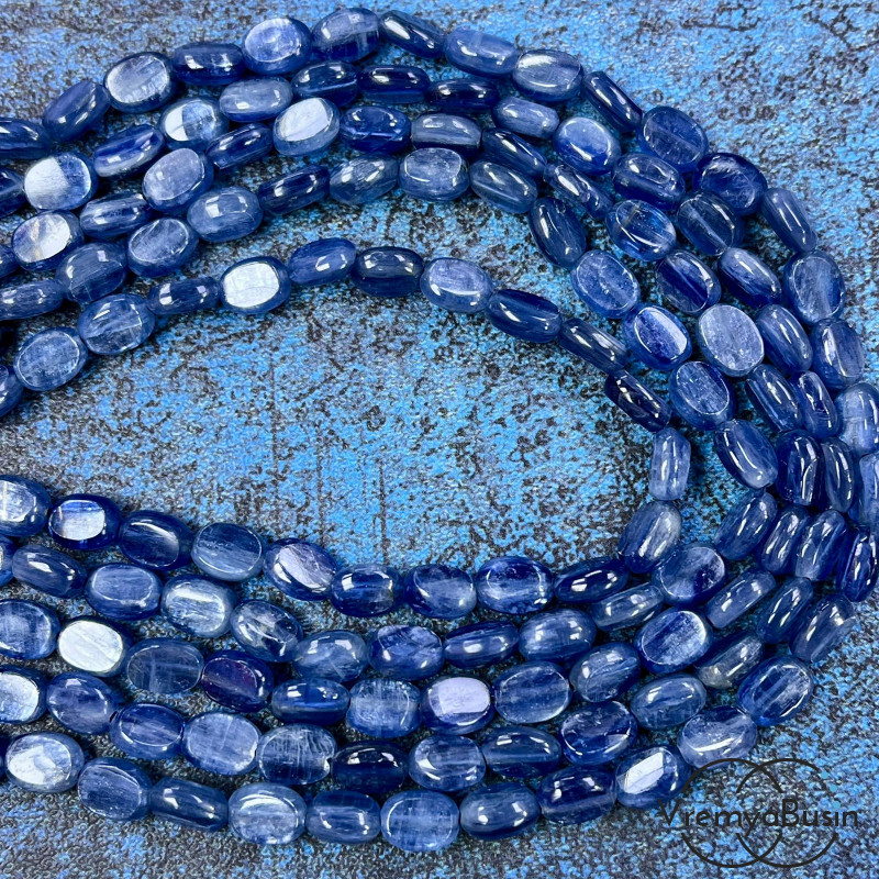 Кианит натур., бусины плоские овалы ок. 6х8х4 мм (1/2 нити, ок. 24 шт.)
