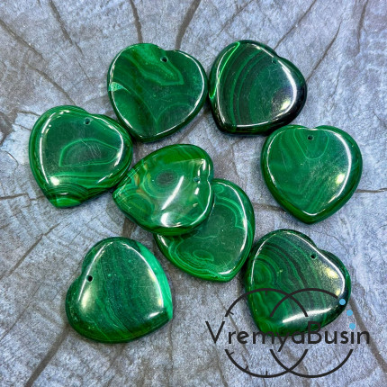 Малахит натур., сердце плоское ок. 28х6 мм, кулон из камня в асс. (1 шт.)