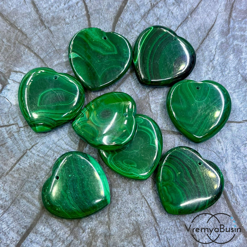 Малахит натур., сердце плоское ок. 28х6 мм, кулон из камня в асс. (1 шт.)