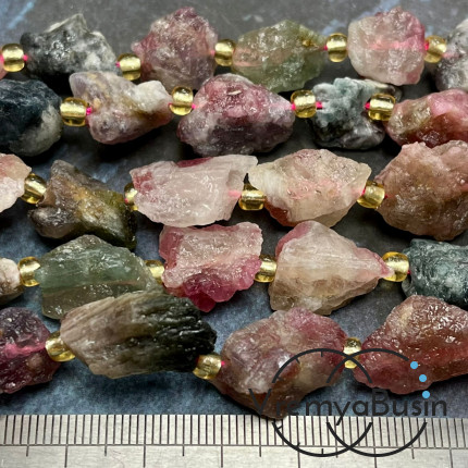 Турмалин, кусочки необработанного камня ок. 18х15 мм  (нить, ок.   22   шт.)