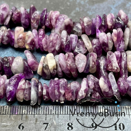 Лепидолит. Крупная каменная крошка (нить ок. 40 см.)