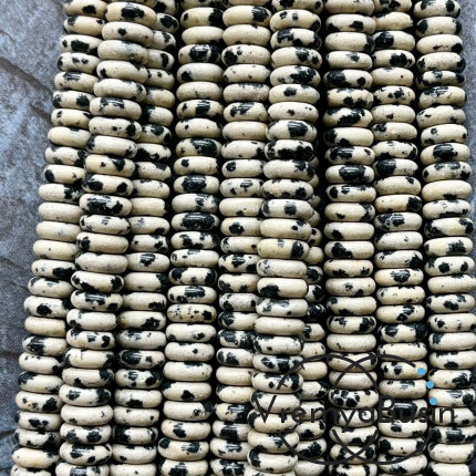 Яшма долматин, порфир,   бусины гладкие шайбы, 6х2 мм (1/2 нити, ок. 85 шт.)