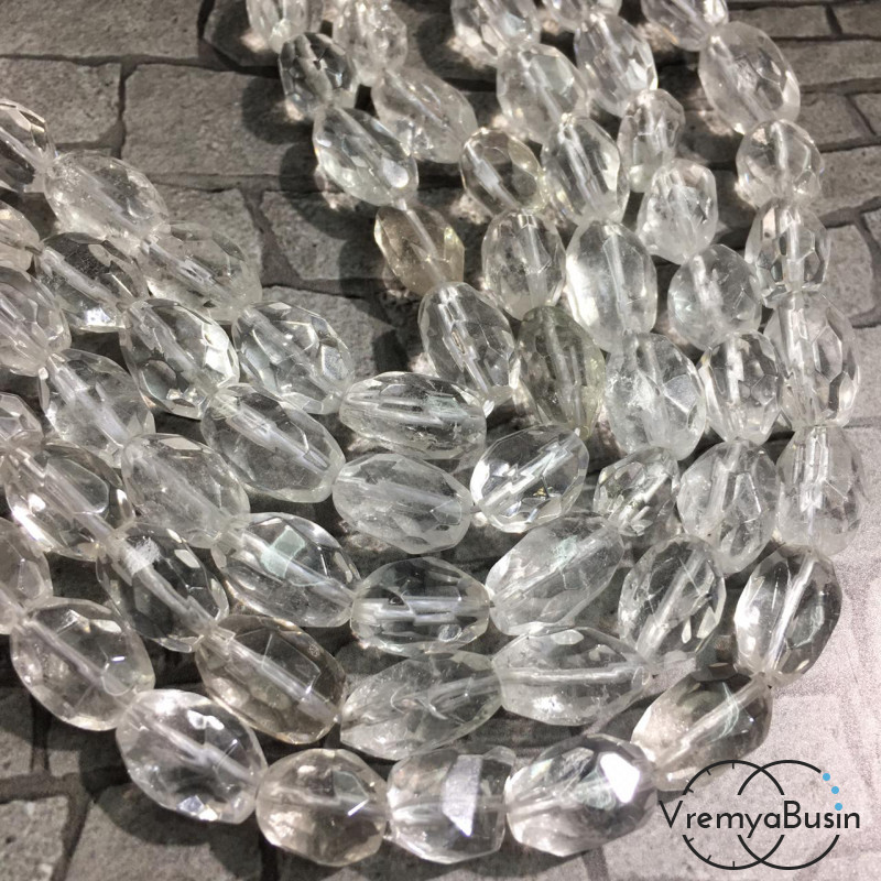 Горный хрусталь. Бусины овальные свободной огранки (1/2 нити, ок. 14 шт.)