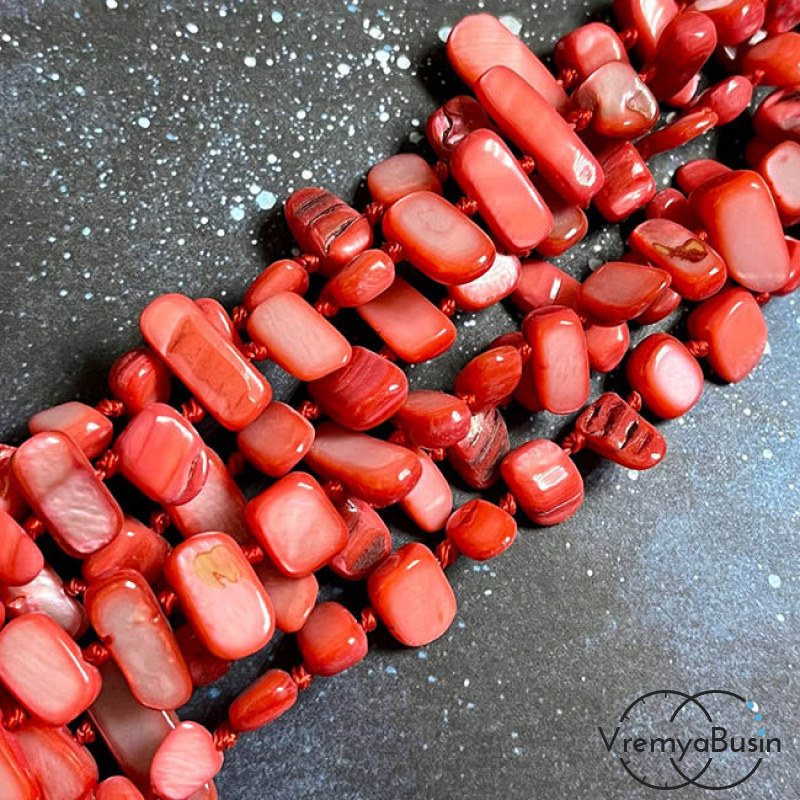 Перламутр тонир., галтовка палочки ок. 10-30х8 мм, цв. красный (1/2 нити, ок. 60 см., ок.55 шт.)
