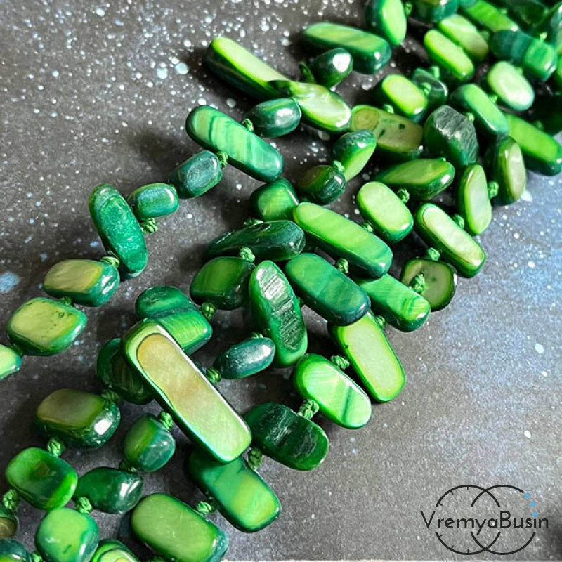 Перламутр тонир., галтовка палочки ок. 10-30х8 мм, цв. зеленый (1/2 нити, ок. 60 см., ок.55 шт.)