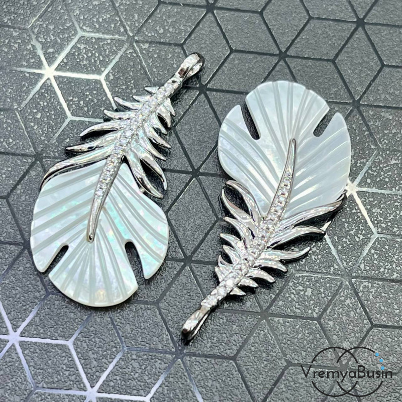 Подвеска с перламутром "Перо", 16х34 мм, латунь с родиевым покрытием (1 шт.)