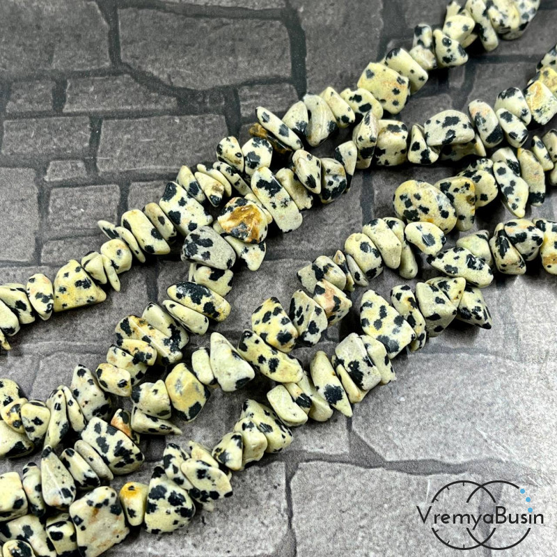 Крошка каменная. Яшма далматин, порфир (нить ок. 40 см.)