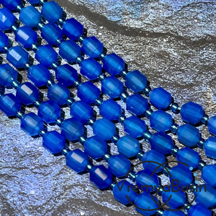Халцедон тонир. синий, бусина граненая призма, ок. 7х8 мм (нить, ок. 38 бусин)
