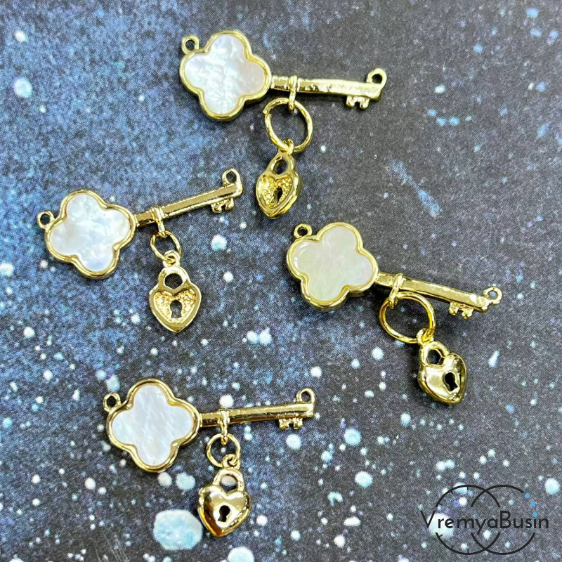 Подвеска с перламутром "Ключик", 8х18 мм, латунь с позолотой (1 шт.)