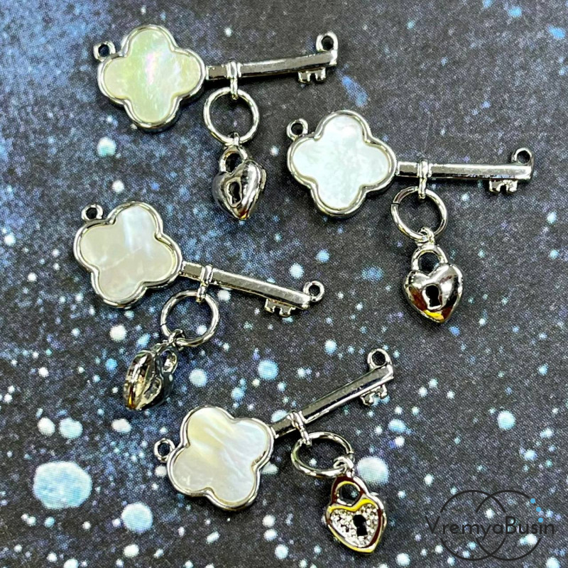 Подвеска с перламутром "Ключик", 8х18 мм, латунь с родиевым покрытием (1 шт.)