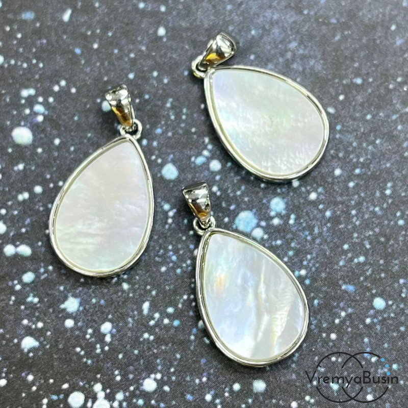 Подвеска с перламутром, капля 12х18 мм, латунь с родиевым покрытием (1 шт.)