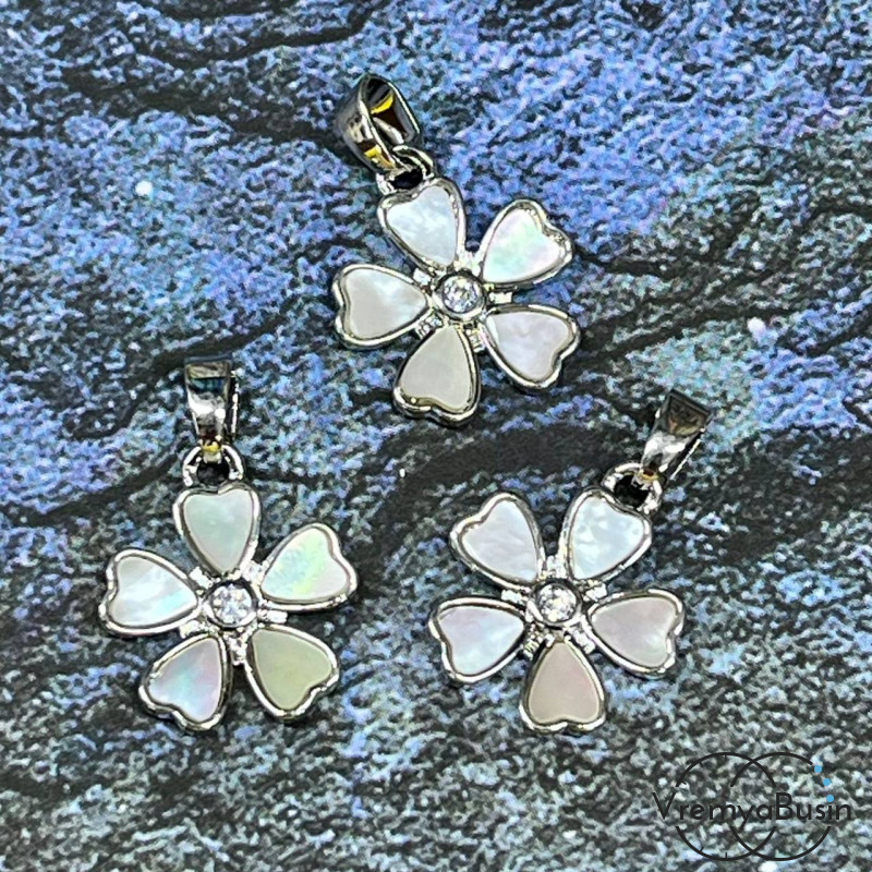 Подвеска с перламутром "Цветочек", 13х15 мм, латунь с родиевым покрытием (1 шт.)