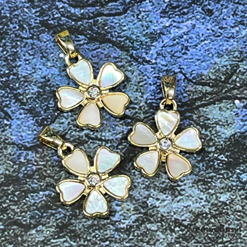 Подвеска с перламутром "Цветочек", 13х15 мм, латунь с позолотой (1 шт.)