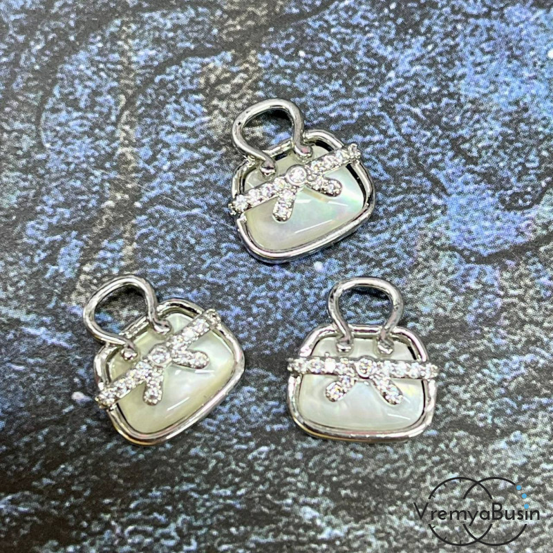 Подвеска с перламутром "Сумочка", 12х14 мм, латунь с родиевым покрытием (1 шт.)